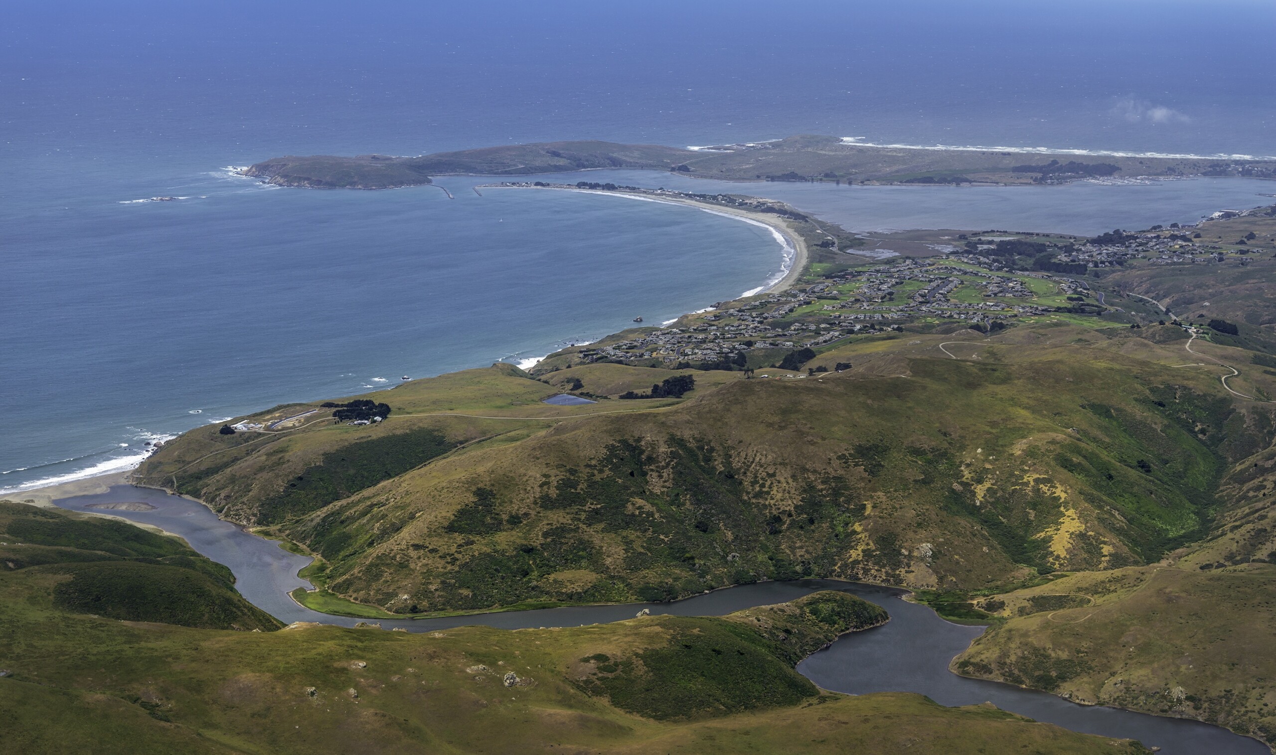 Aérea de Estero Ranch en la bahía de la bodega con agua azul y colinas onduladas