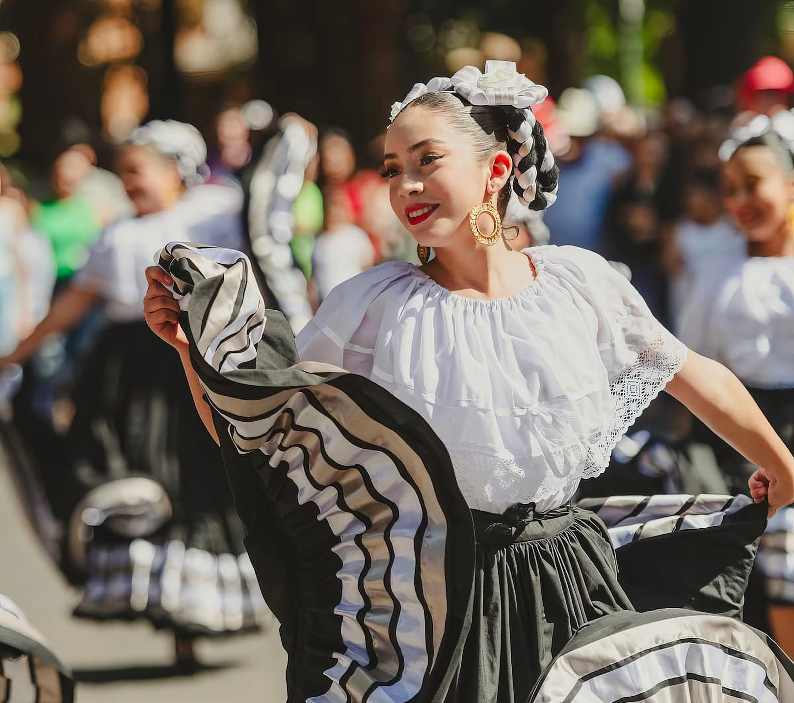 Grupo Folklórico Quetzalén dancer performing.