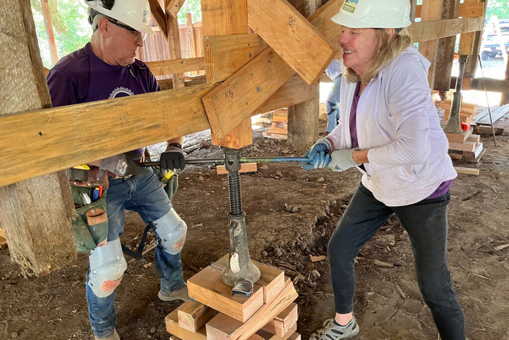Voluntarios trabajando para conservar el granero del Rancho Laufenburg.