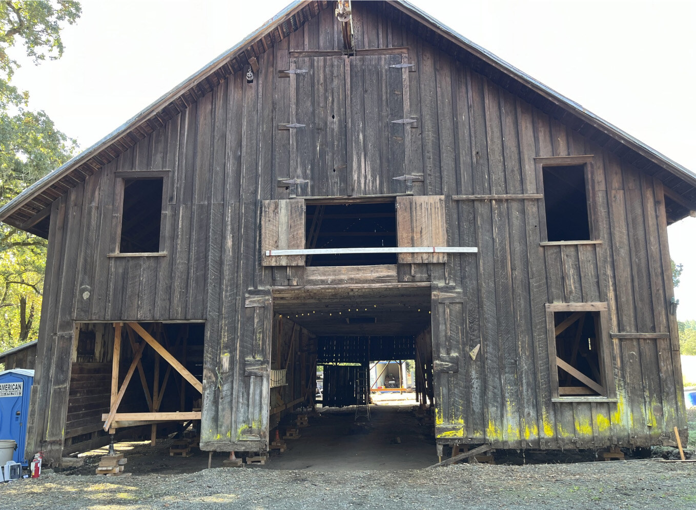 Exterior del granero del rancho Laufenburn antes de la restauración.