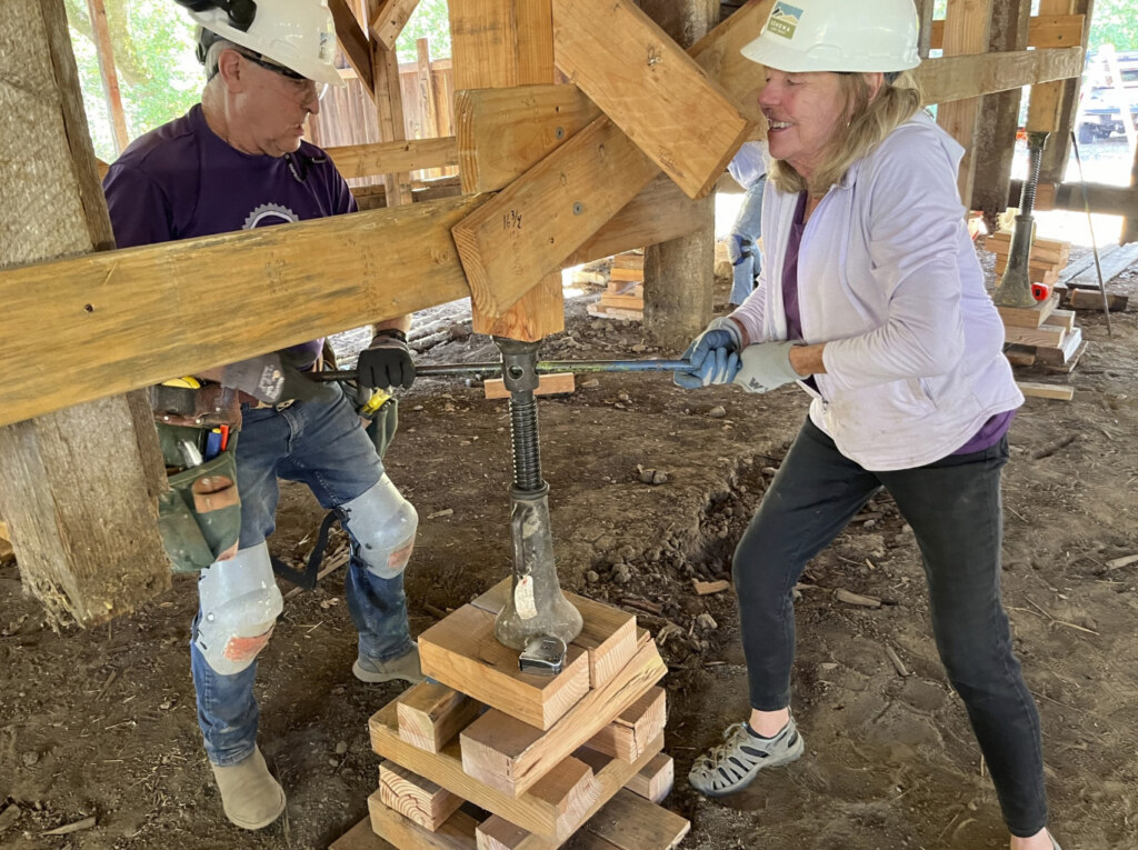 Voluntarios que están trabajando en la restauración del granero del rancho de Laufenburg.